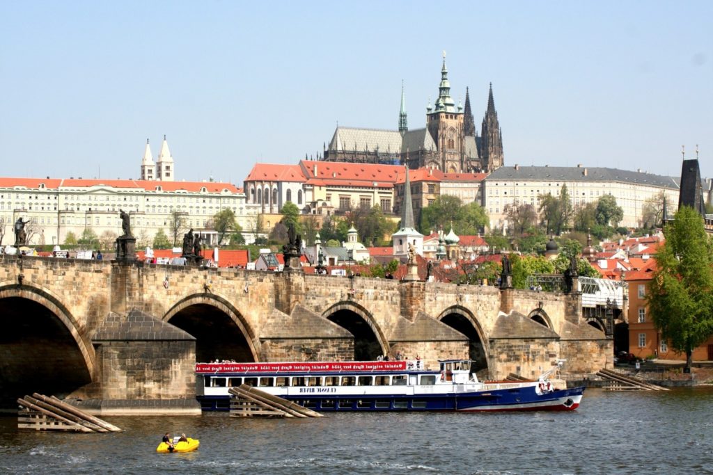 Чехия: приятная прогулка на теплоходе по реке Влтава. 3 причины для поездки