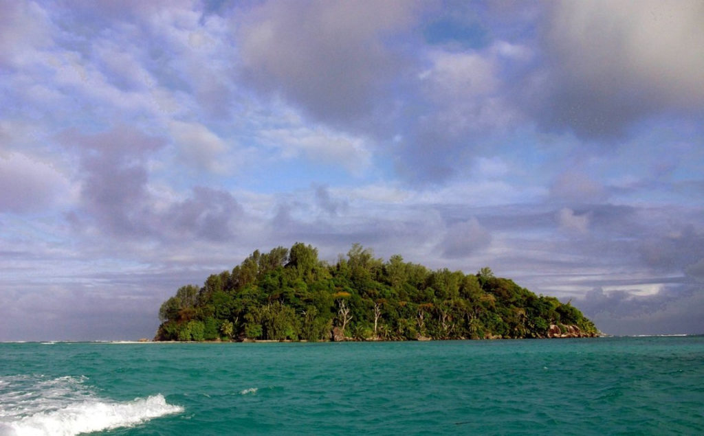 Англия: 3 главные причины почему житель этой страны купил необитаемый остров и прожил там 50 лет