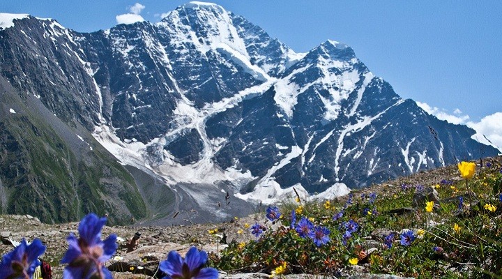 Россия: холодная вершина горы Чегет с острыми ощущениями