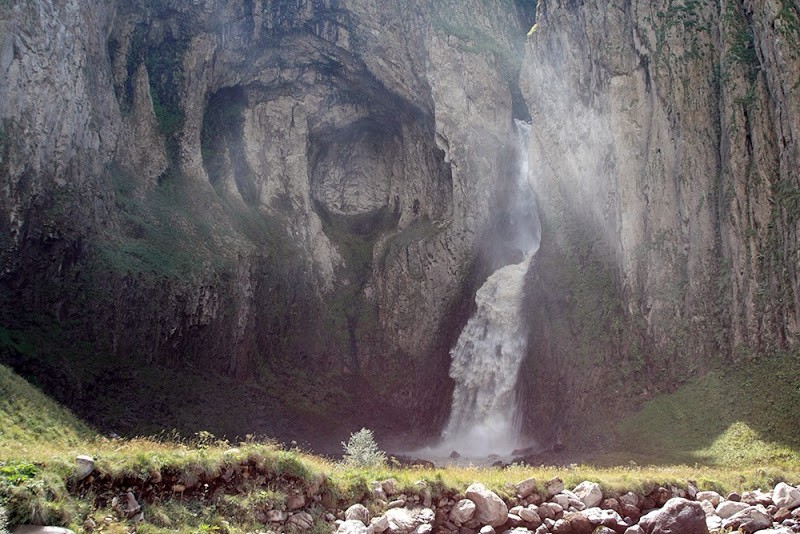 Россия: увлекательное путешествие в загадочную местность Джилы Су рядом с легендарным Эльбрусом