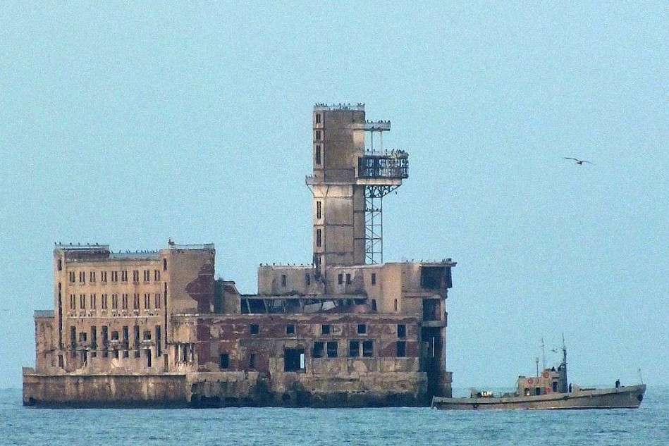Россия: главная причина почему в Каспийском море простаивает морская крепость